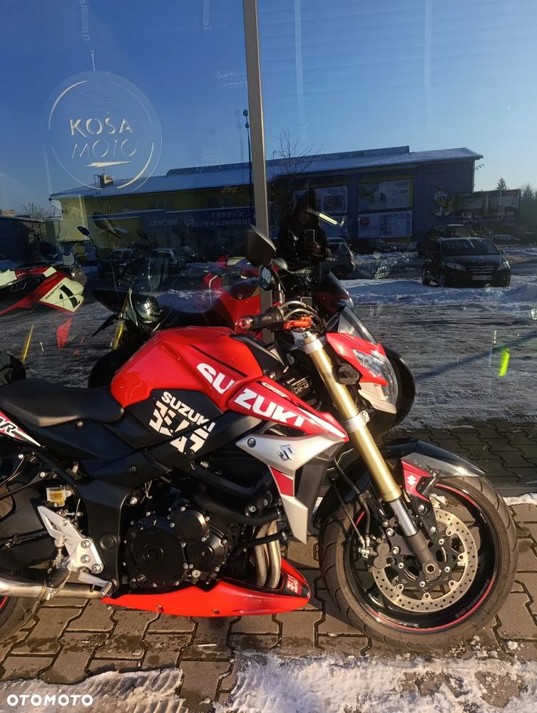 Suzuki GSR - 7