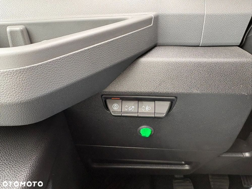 Renault nowy Master kontener 8 EP - 17