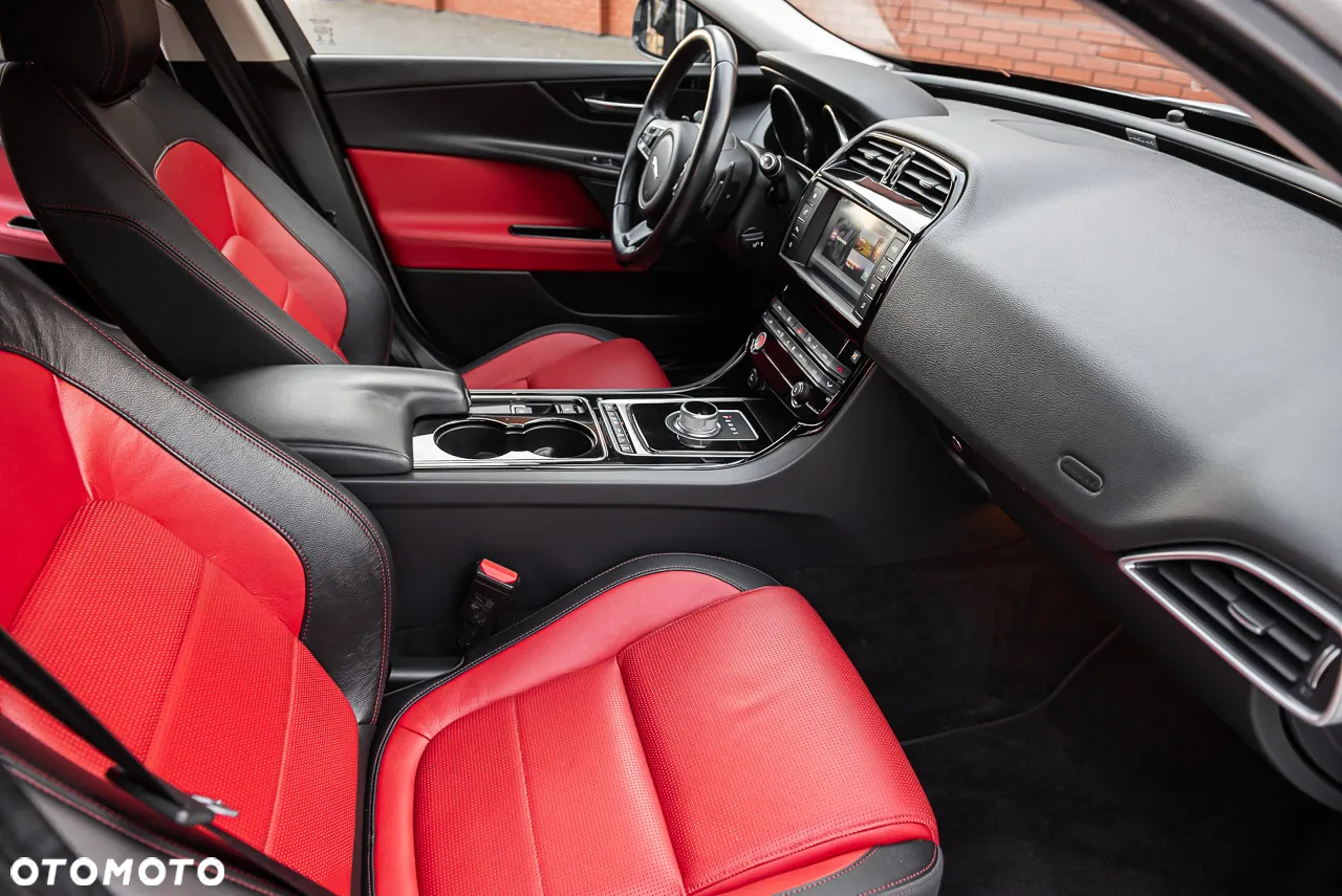 Jaguar XE 2.0 D AWD R-Sport - 8