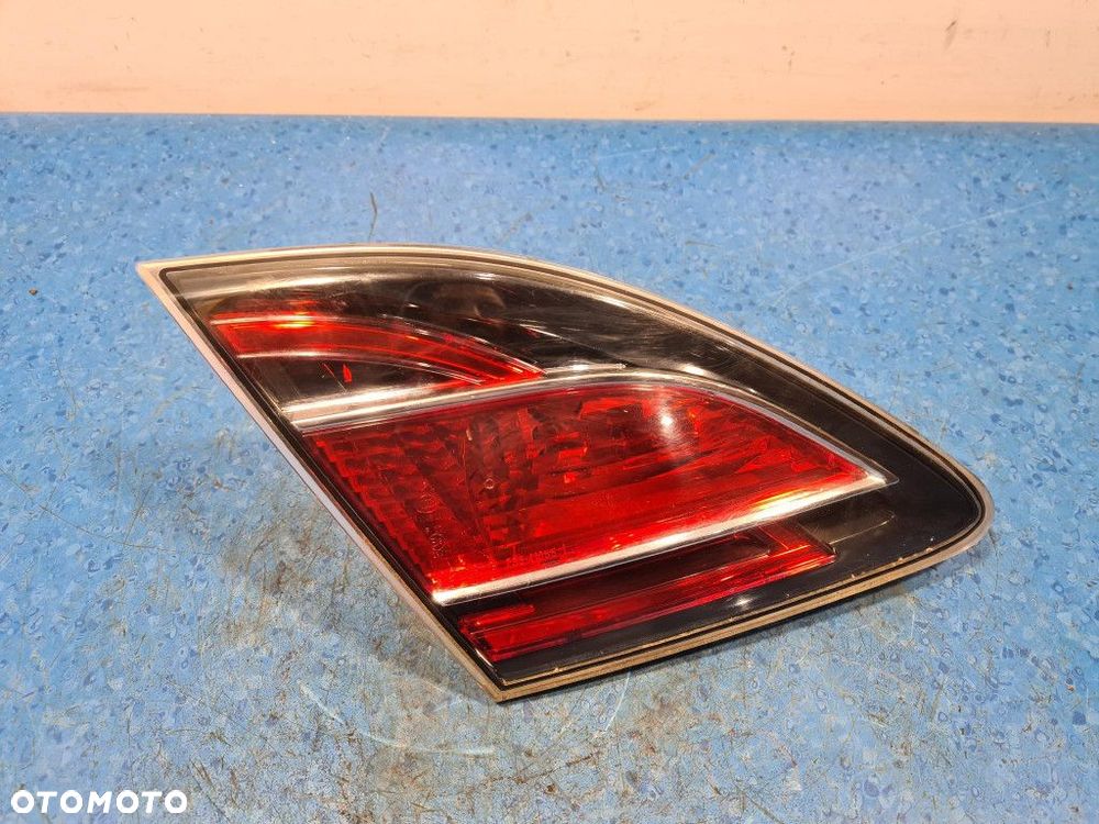 MAZDA 6 II SEDAN LAMPA TYŁ LEWA ZEWNĘTRZNA  W KLAPIE - 1