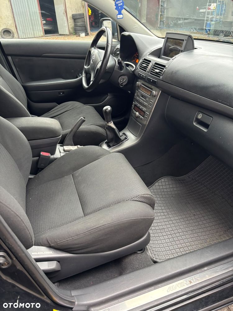 Toyota Avensis 2004 photo 5