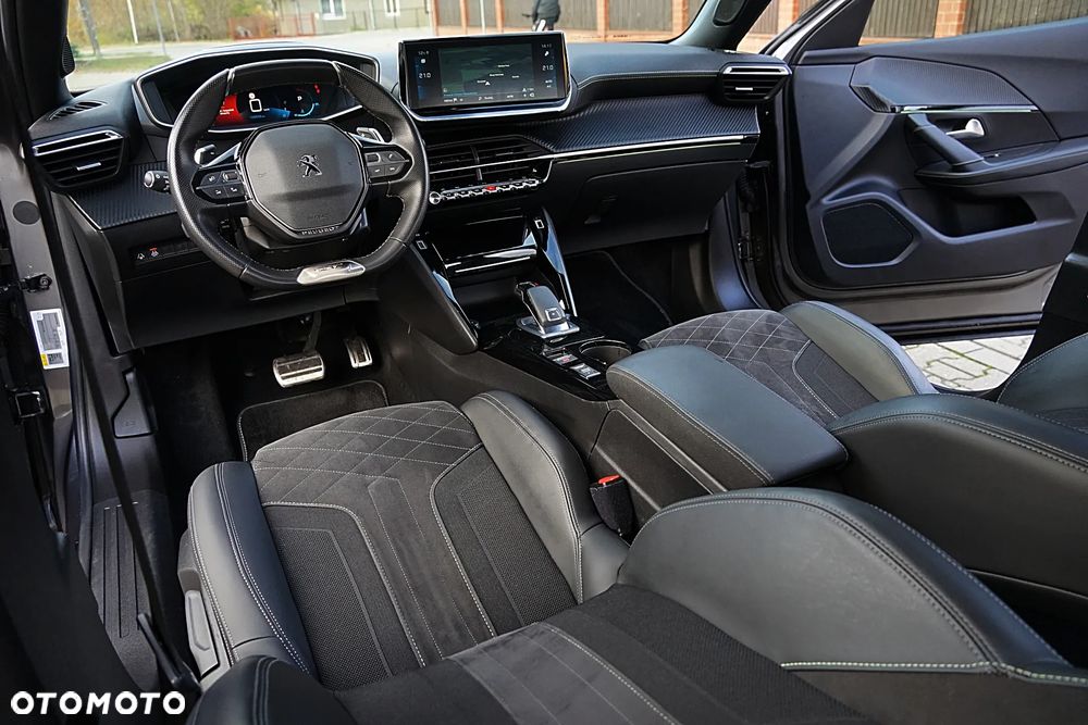 Peugeot 2008 PureTech 130 EAT8 GT - 24