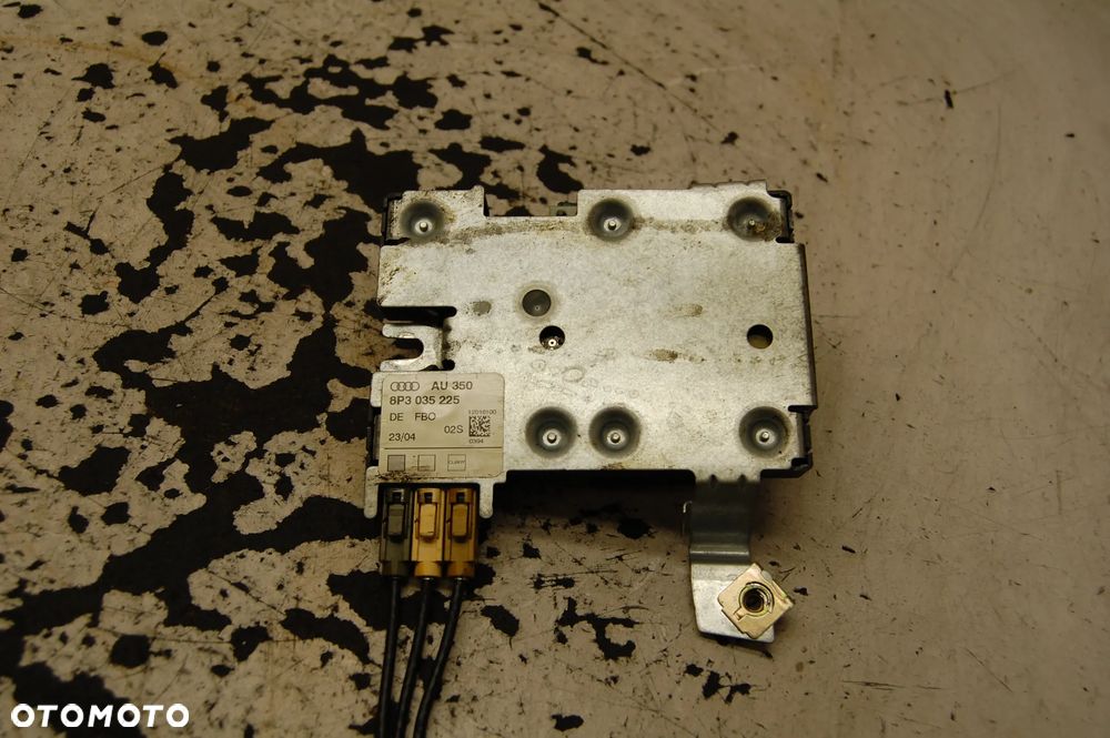 WZMACNIACZ ANTENY 8P3035225 AUDI A3 8P 3D - 2