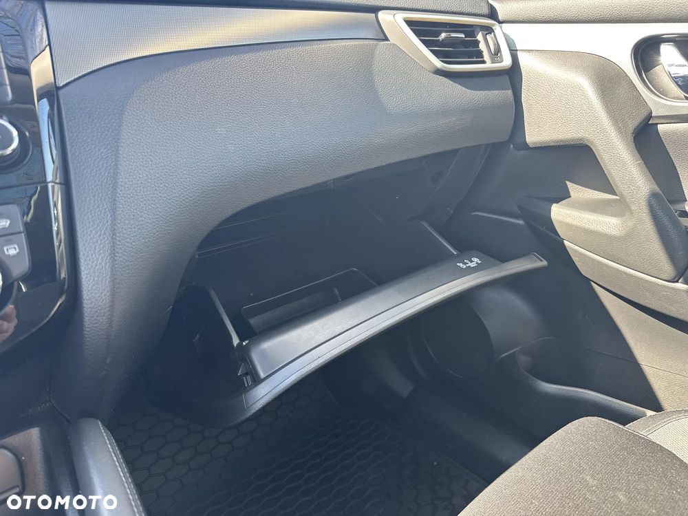 Nissan Qashqai 1.3 DIG-T N-Connecta - 24