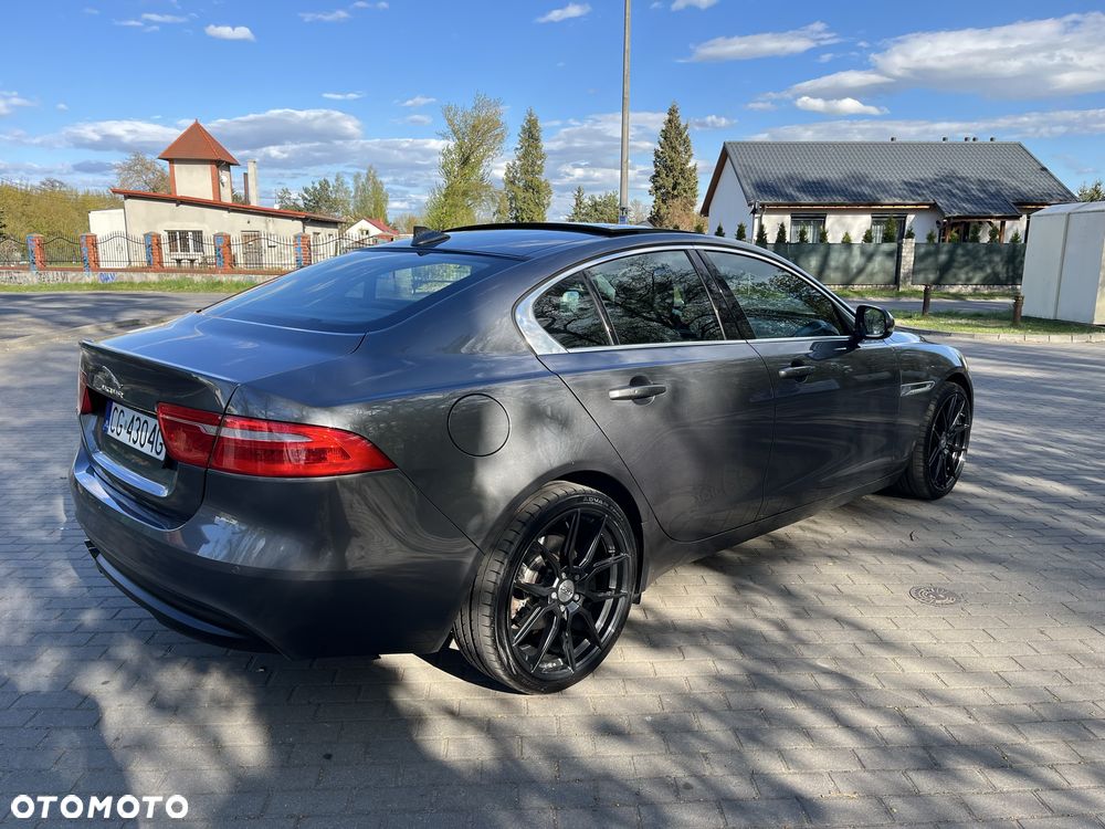 Jaguar XE - 4
