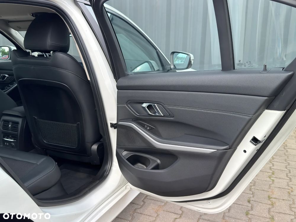 BMW Seria 3 320d xDrive - 24