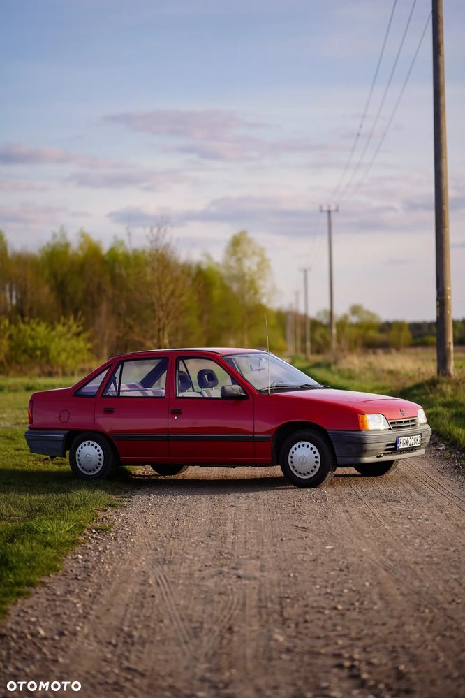 Opel Kadett 1.3 - 12