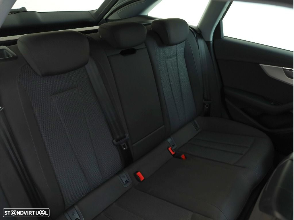 Audi A4 Avant 30 TDI S tronic - 28
