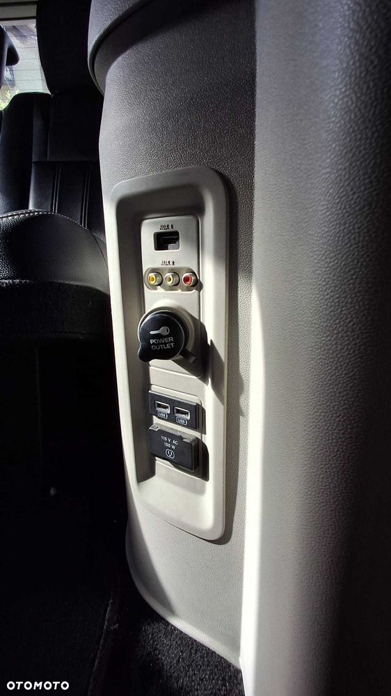 Chrysler Town & Country - 14