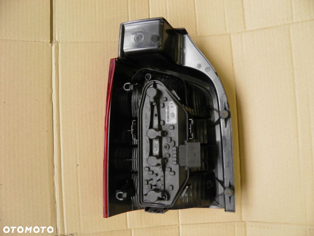 VW T5 TARNSPORTER LAMPA TYLNA PRAWA ORYGINALNA DO KLAPY - 2