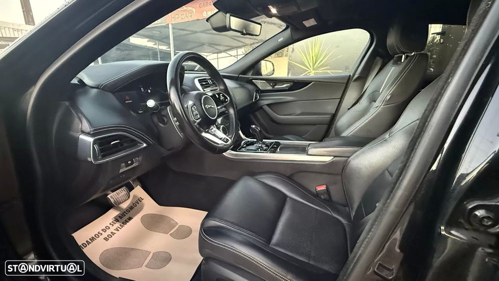 Jaguar XE 2.0 D200 R-Dynamic S - 33