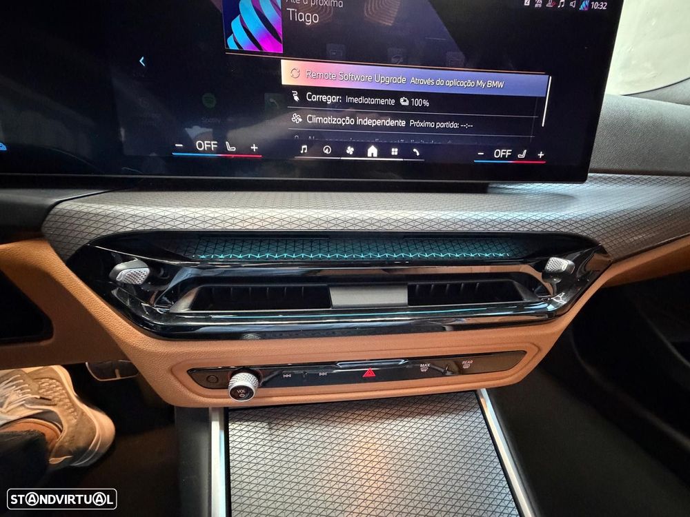 BMW 330 e Pack Desportivo M Pro Auto - 26