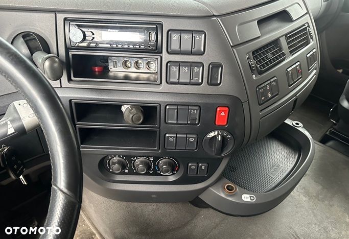 DAF XF460 SPACE CAB AUTOMAT FULLSPOJLERY KLIMA WEBASTO 2xALUTANK LODÓWKA 768000km FULLSERWIS DAF EURO 6 2017r ŁADNY - 11