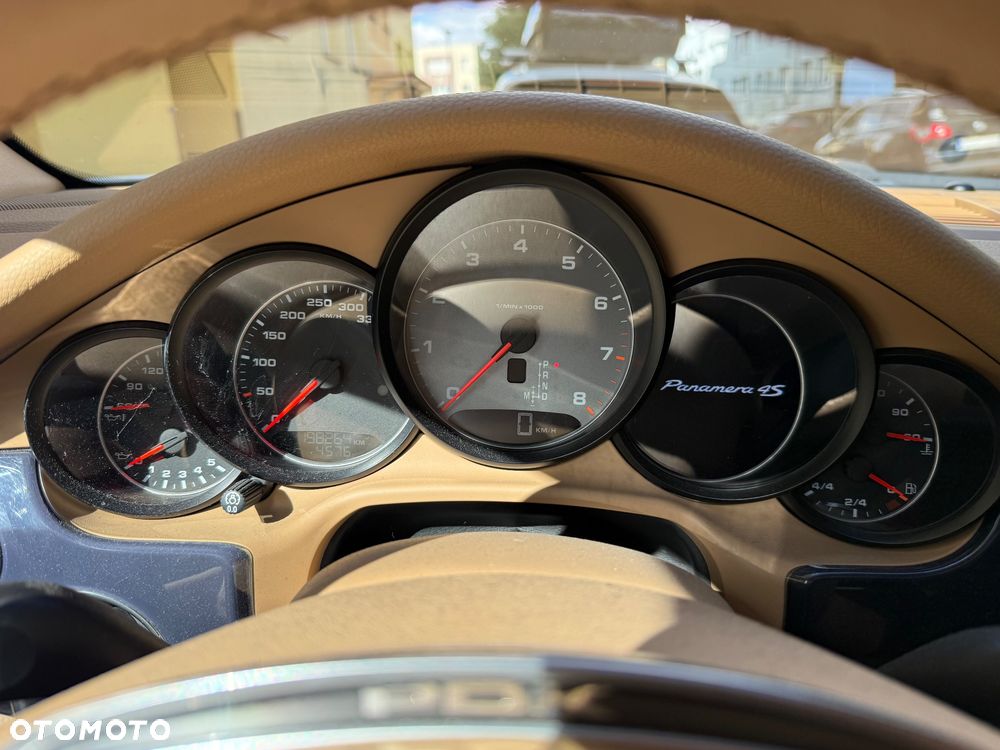 Porsche Panamera 4S - 10