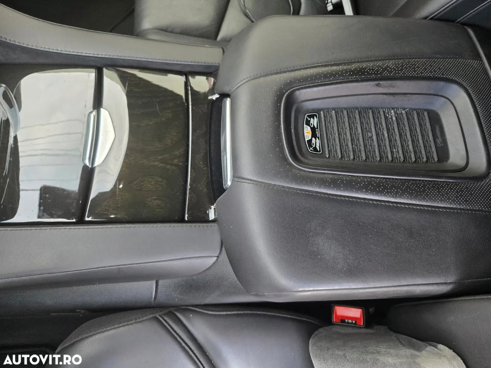 Cadillac Escalade 6.2 V8 AWD AT Platinum - 38