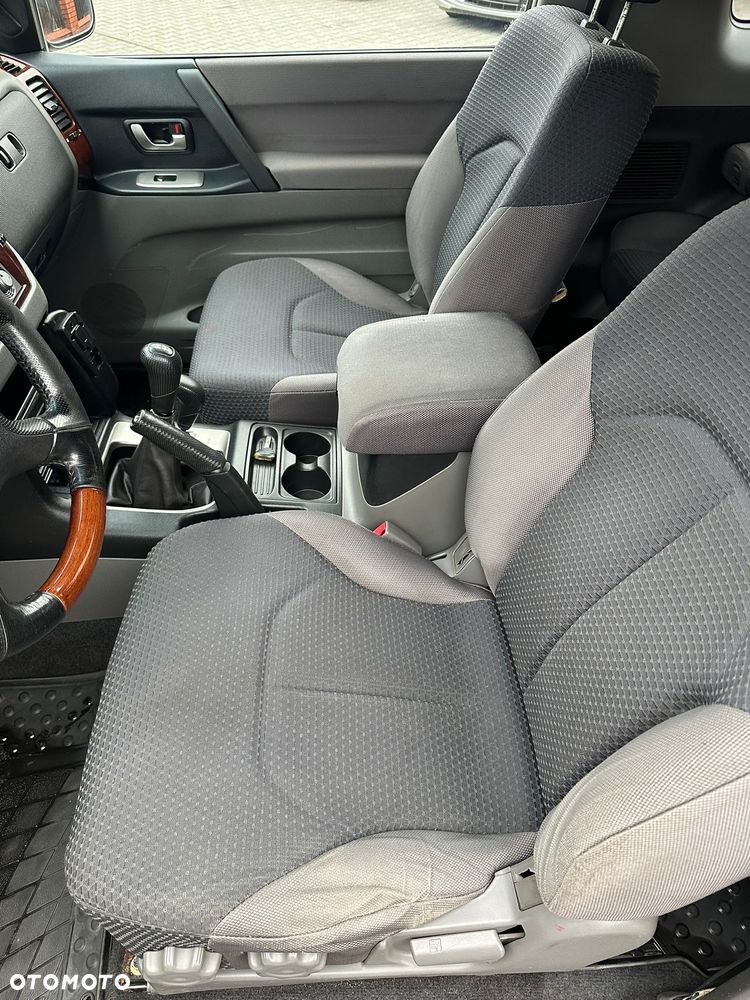 Mitsubishi Pajero - 13