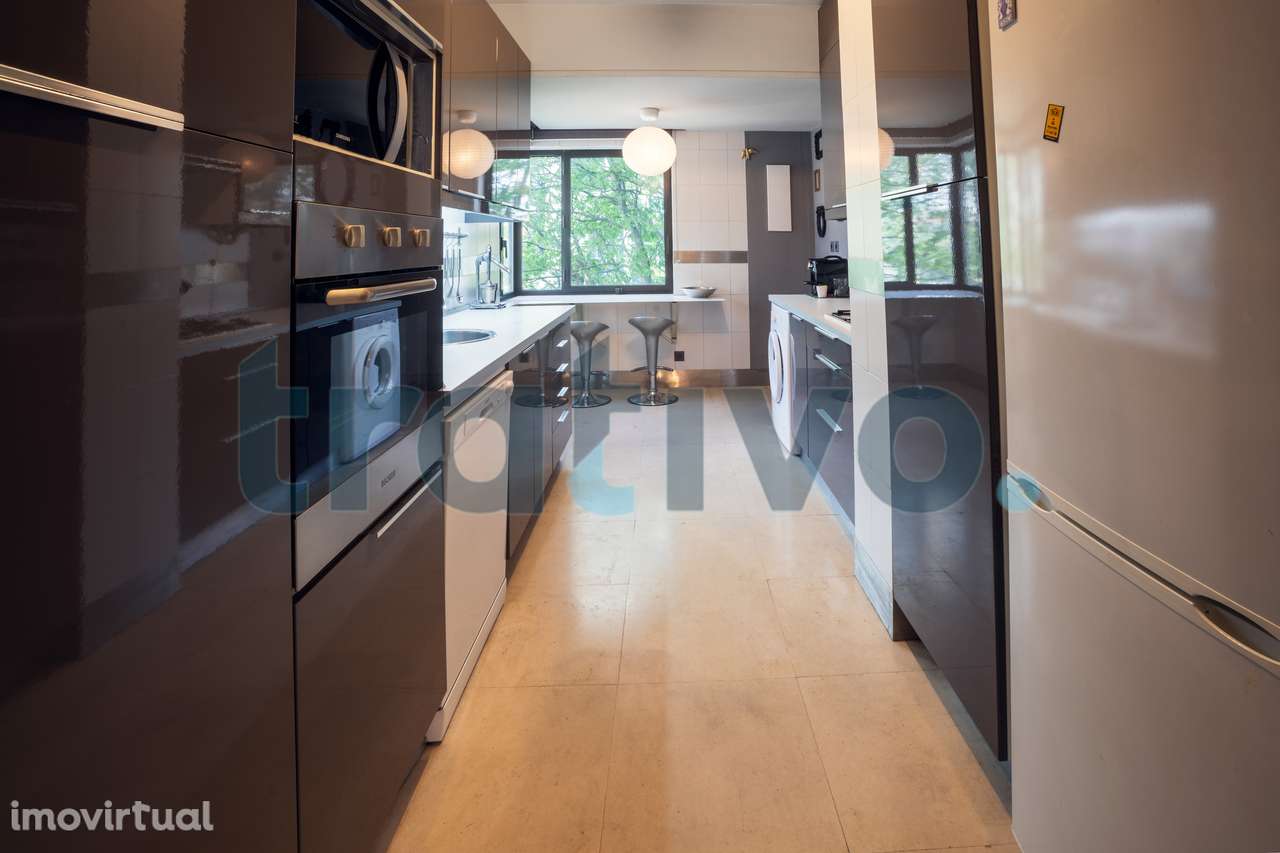Vende-se apartamento T3 condomínio privado Rua Virgílio Correia Lisboa - Grande imagem: 4/24