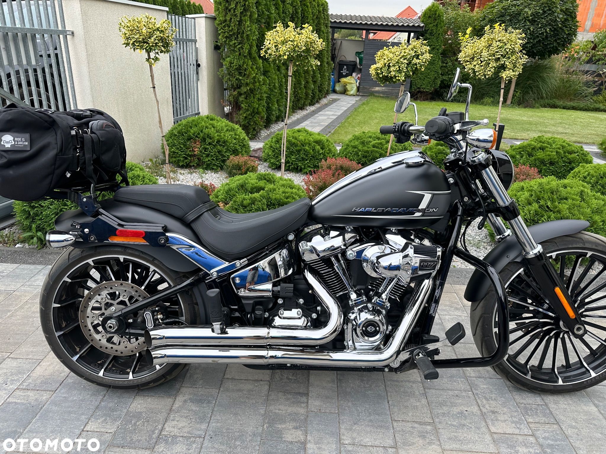 Harley-Davidson Softail Breakout - 1