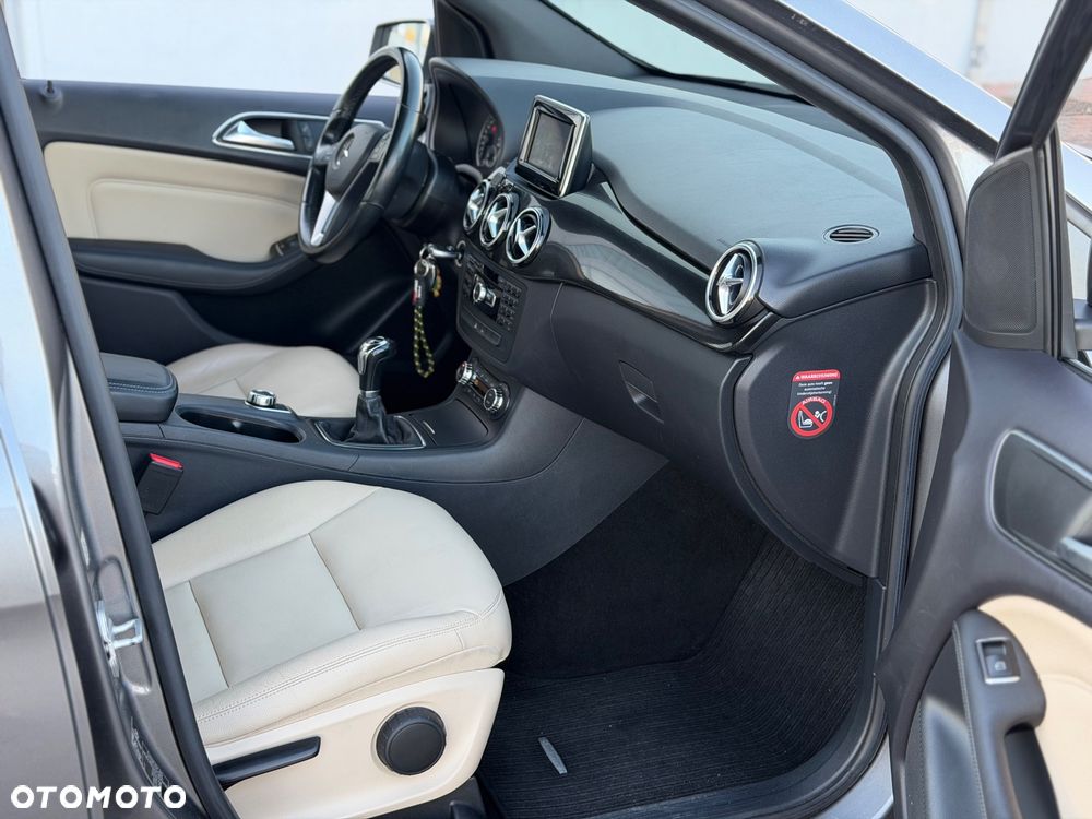 Mercedes-Benz Klasa B 180 UrbanStyle Edition - 23