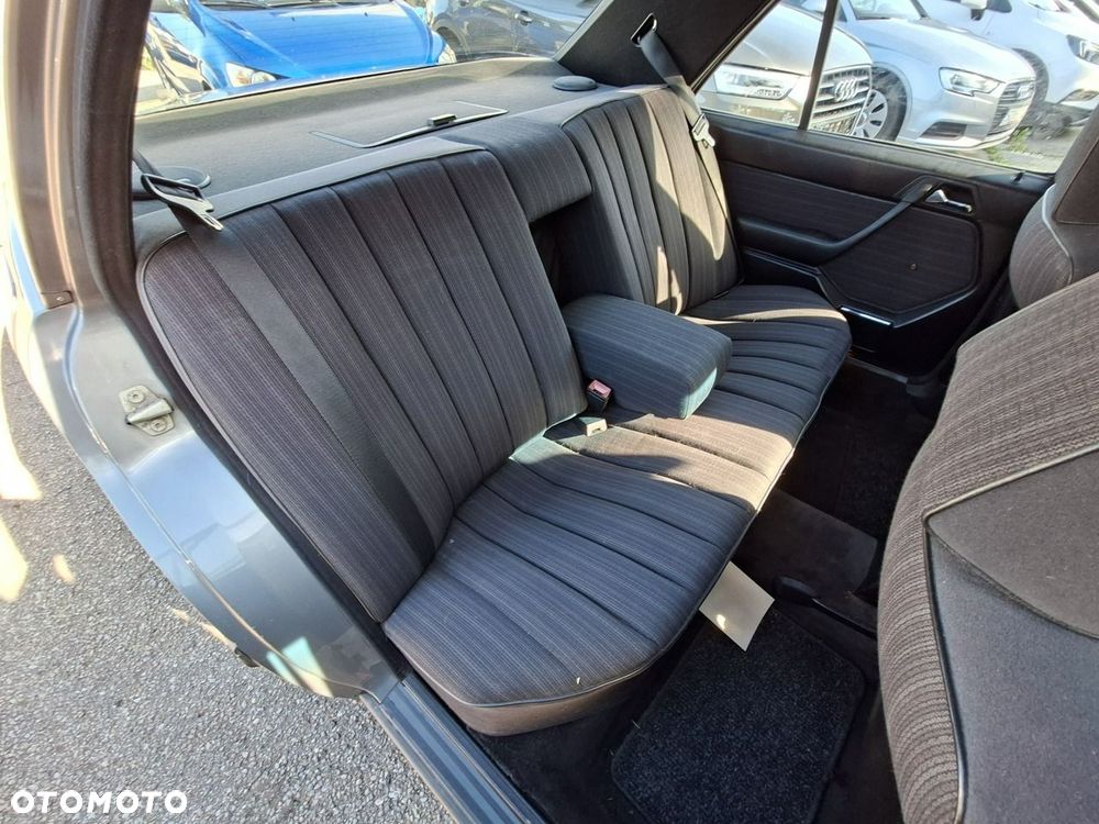 Mercedes-Benz Klasa E 200 - 23