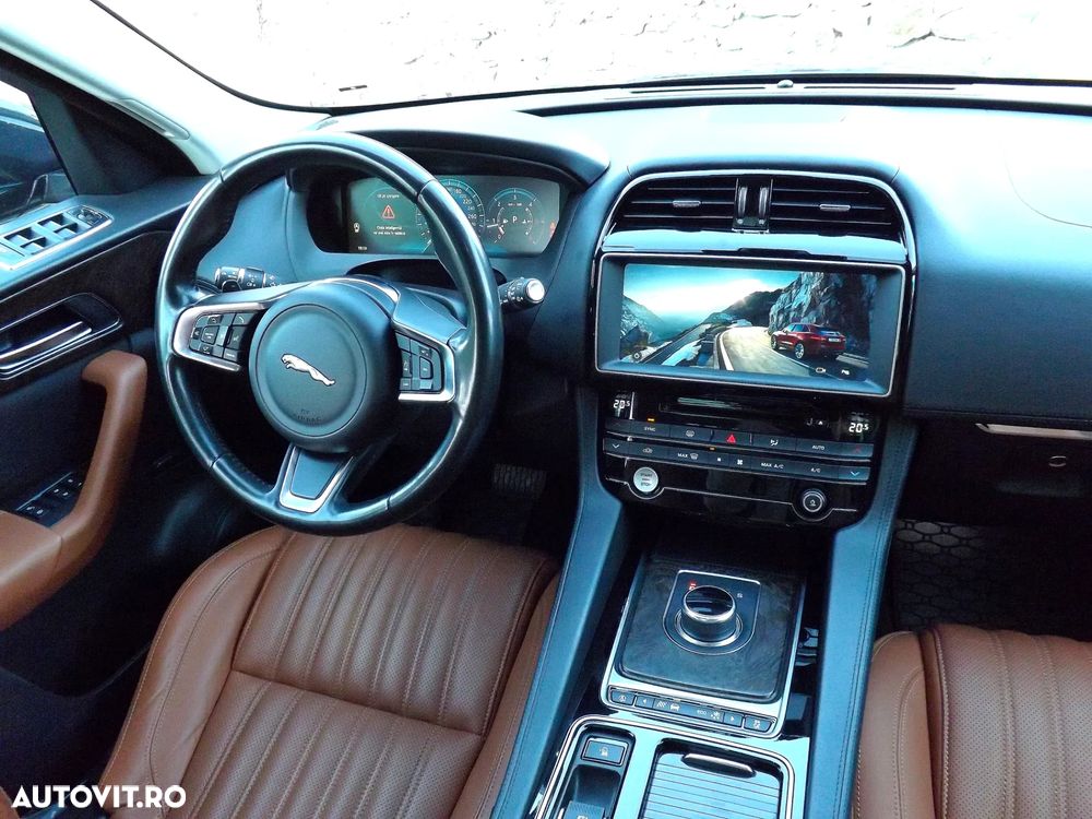 Jaguar F-Pace 25d AWD Portfolio - 14