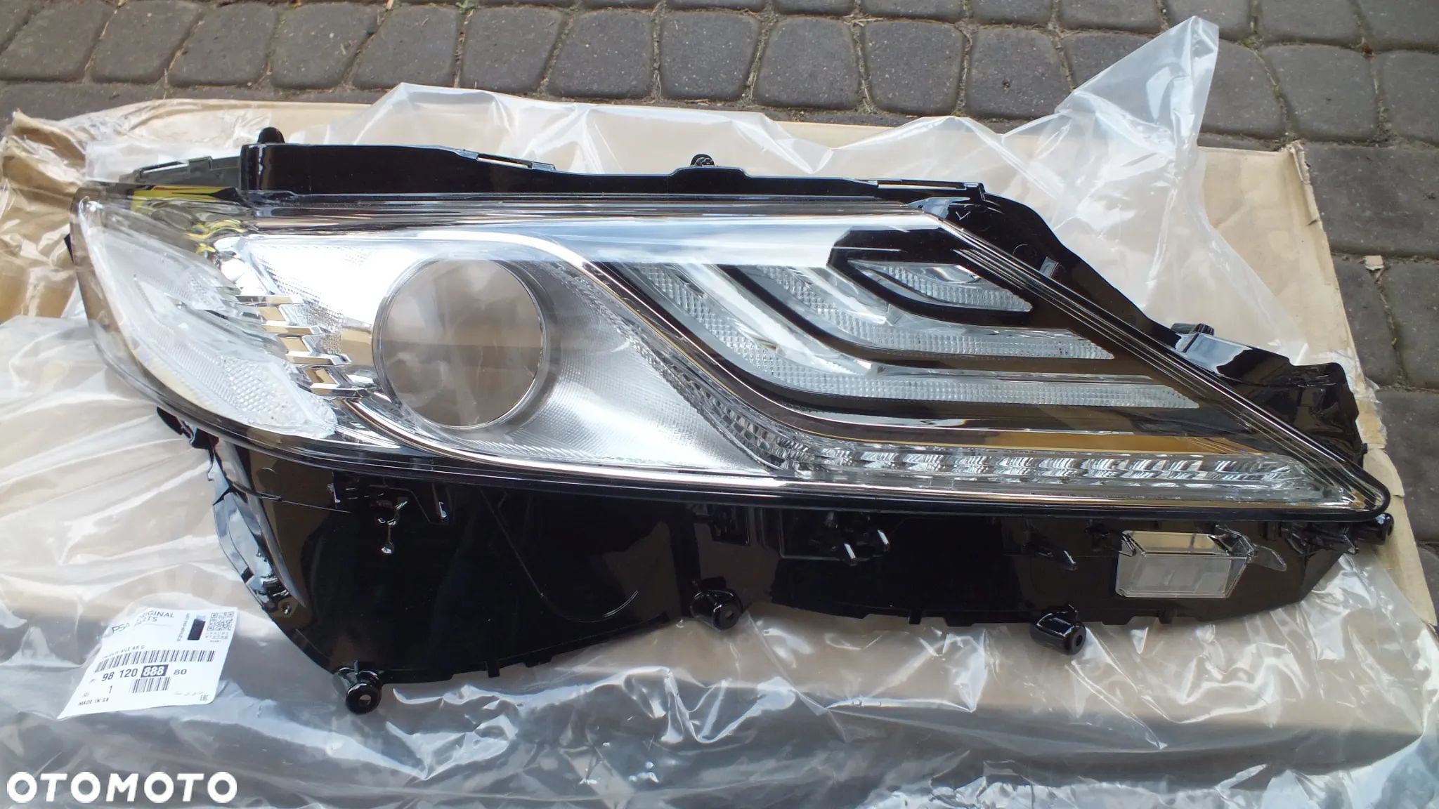 Szkło prawe led Toyota Camry VIII - 1
