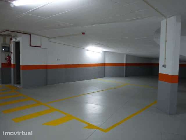 Arrenda-se lugar de garagem