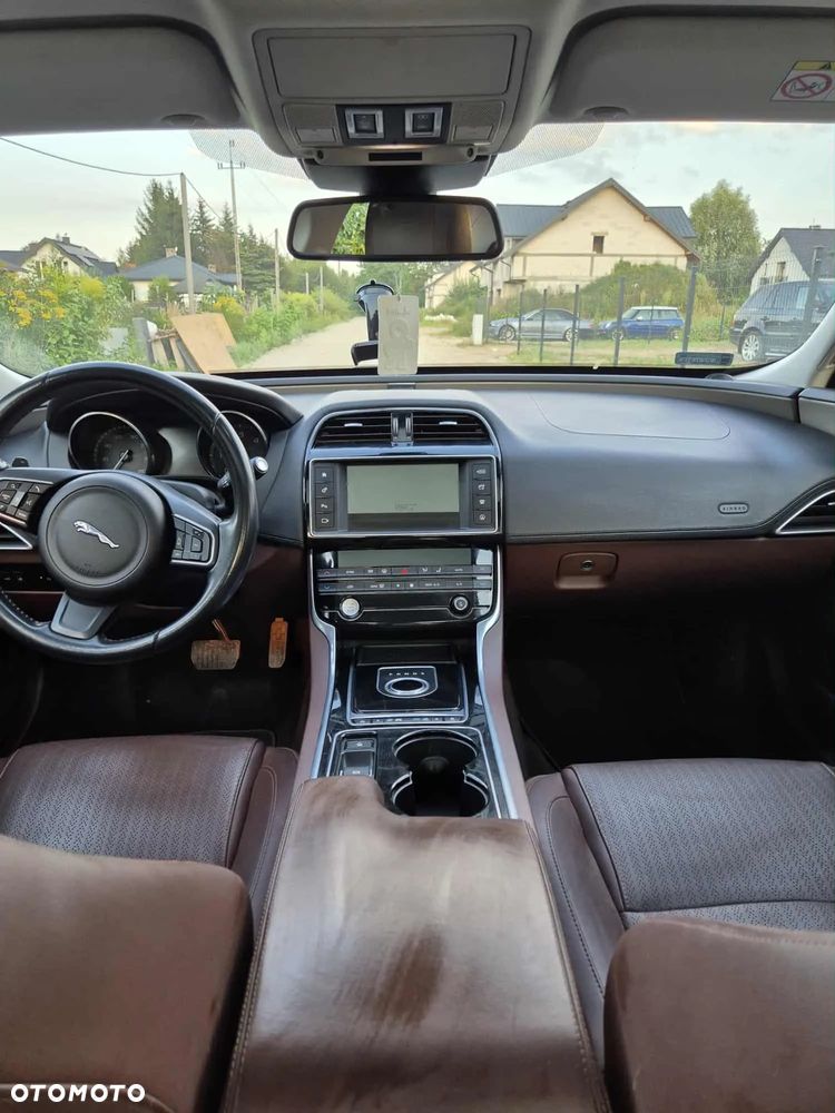 Jaguar XE 2.0 D Prestige - 8