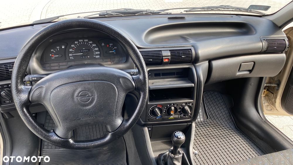 Opel Astra 1.4 GL - 17