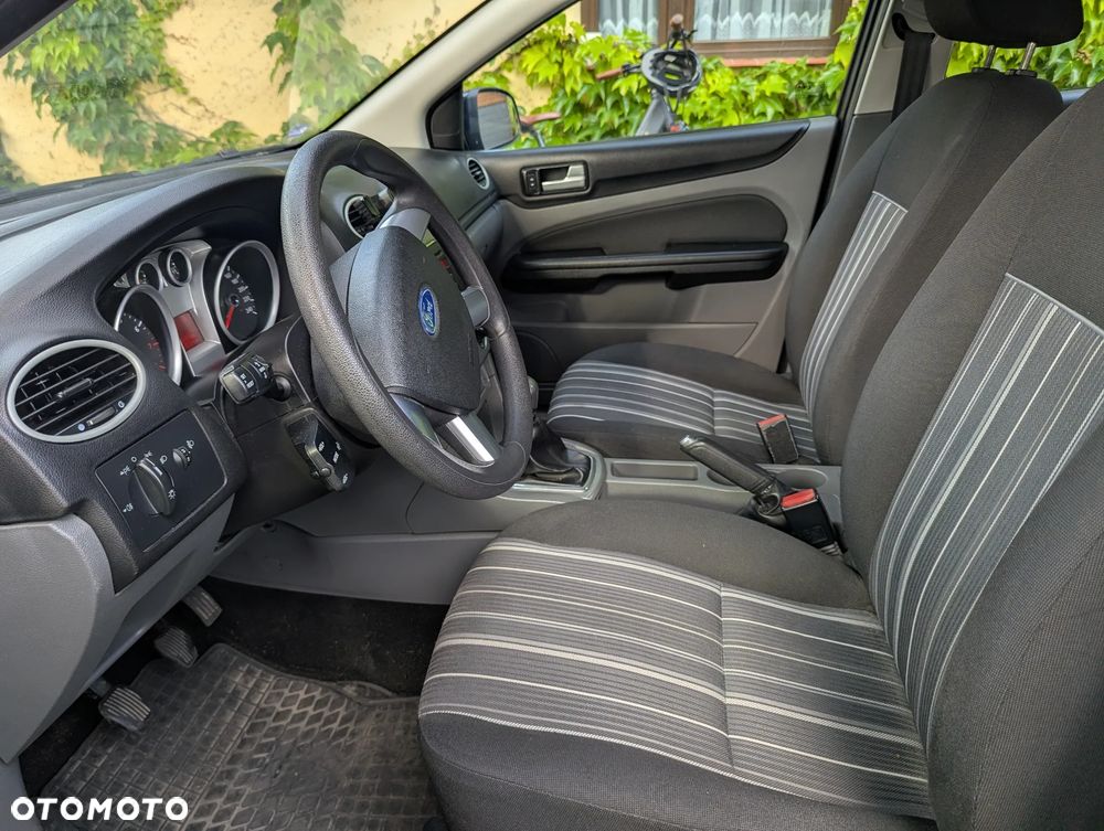 Ford Focus ver-1-6-trend-eu5 - 9