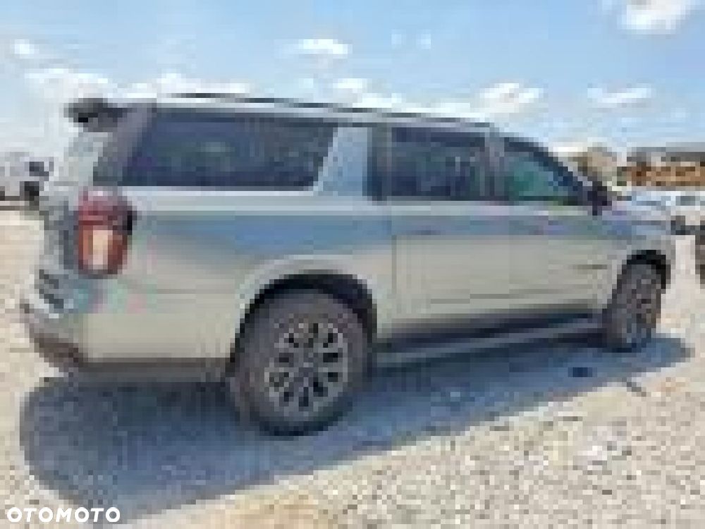 Chevrolet Suburban - 4