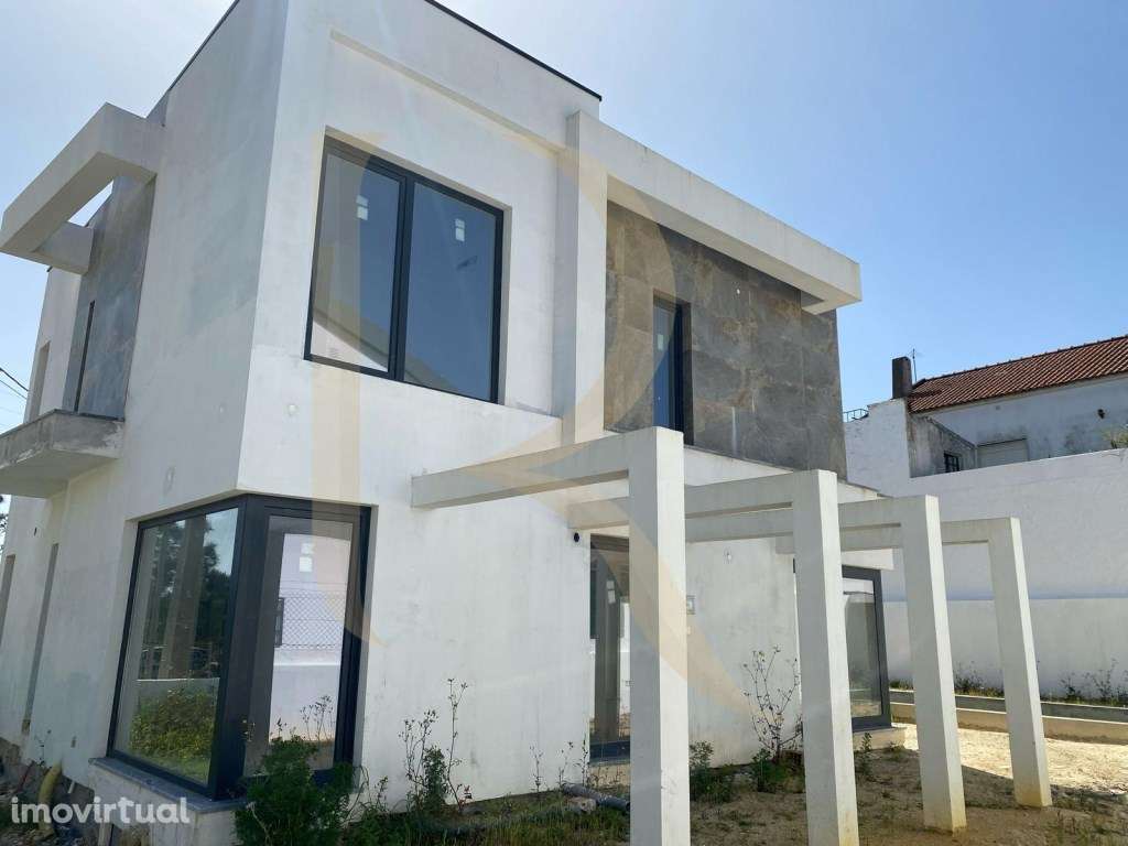 Moradia geminada T4 por terminar na Charneca da Caparica - Grande imagem: 4/42