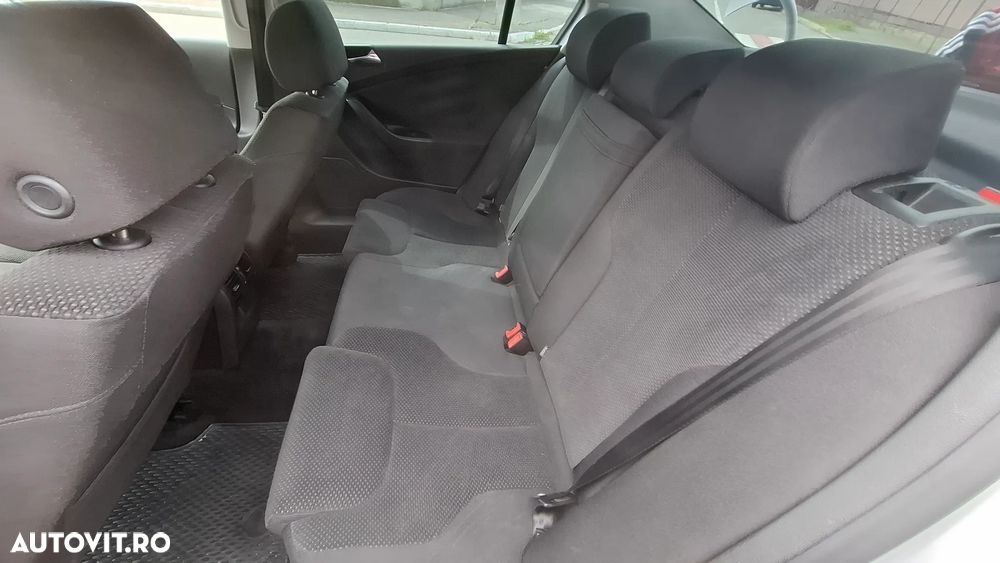 Volkswagen Passat 1.6 FSI Comfortline - 6