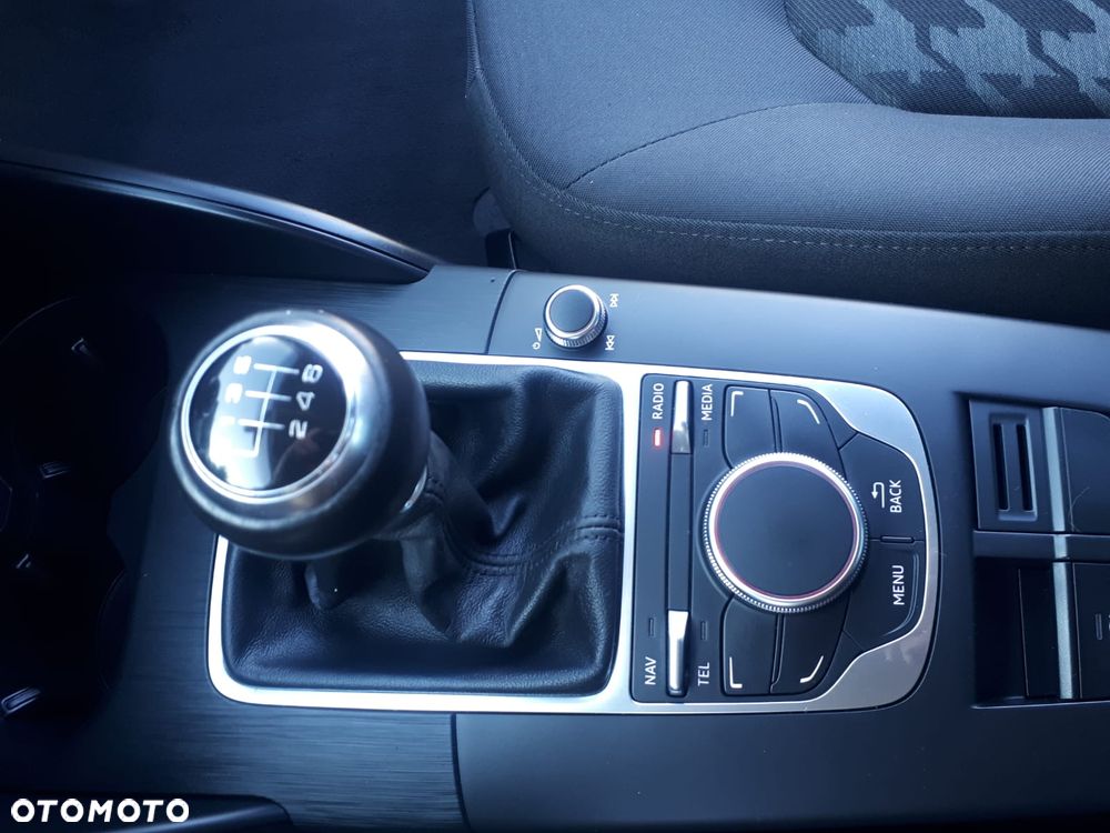 Audi A3 Sportback 1.6 TDI DPF Ambiente - 25