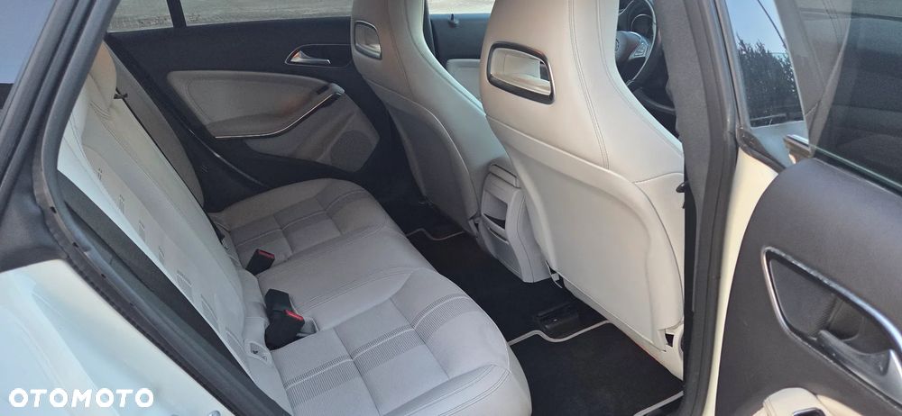 Mercedes-Benz CLA 200 7G-DCT Urban - 12