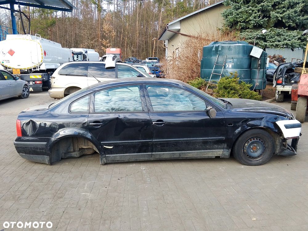 Volkswagen Passat B5 Przed Lift (97-00r.) 1.8 TB 149KM. Silnik APU / AEB / ANB / ATW / AUG Skrzynia EHV / DVX / DHW / EEN / DHF / DHY / DVZ lakier LC9Z/Z4. Cały na części. GWARANCJA !!! Przód Tył Zestaw Komplet Drzwi Klapa Zderzak Błotnik Maska Grill Atrapa Szyba Pas Lampa Lusterko Boczki Fotel Kanapa Kokpit Deska Rozdzielcza Przełącznik Włącznik Sterownik Przewody Wiązka Instalacja Moduł Komputer Czujnik Listwa Pompa Alternator Wtryski Głowica Rozrusznik Kompresor Sprzęgło Dwumas Silnik Skrzynia ABS Klimatyzacji Paliwa Wspomagania Kolektor Turbina Przepustnica Zawór Chłodnica Koło Hak Belka Sanki Zawieszenie Mcpherson Półoś Amortyzator Wydech Tłumik Zacisk Most - 6