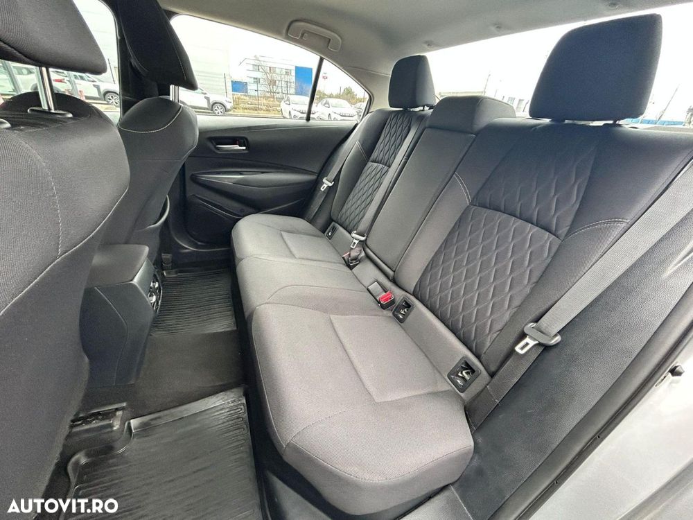 Toyota Corolla 1.8 HSD Business - 18