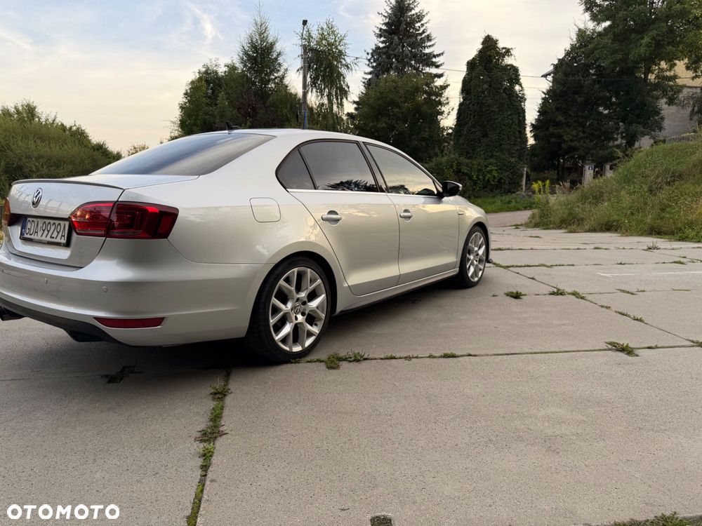 Volkswagen Jetta - 4