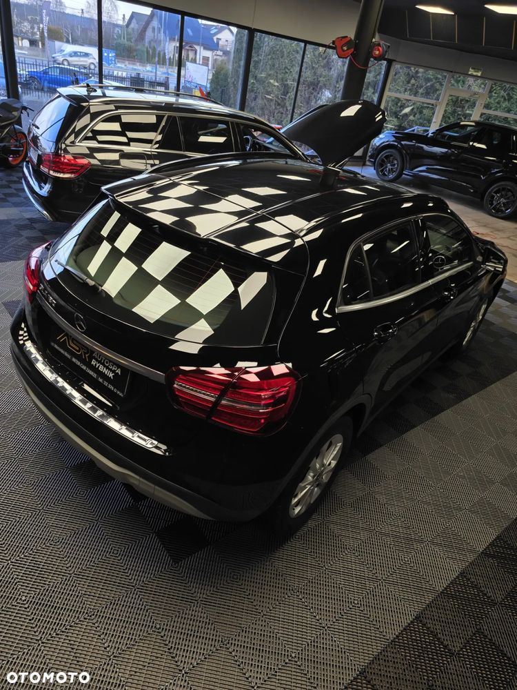 Mercedes-Benz GLA 180 7G-DCT - 21