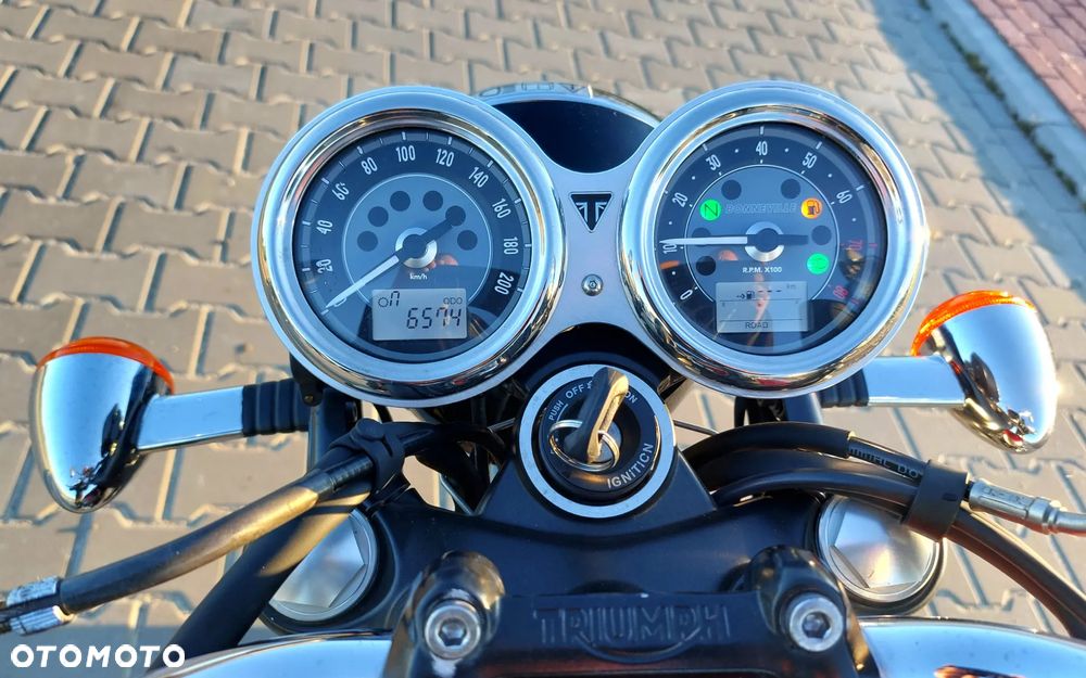 Triumph Bonneville - 13