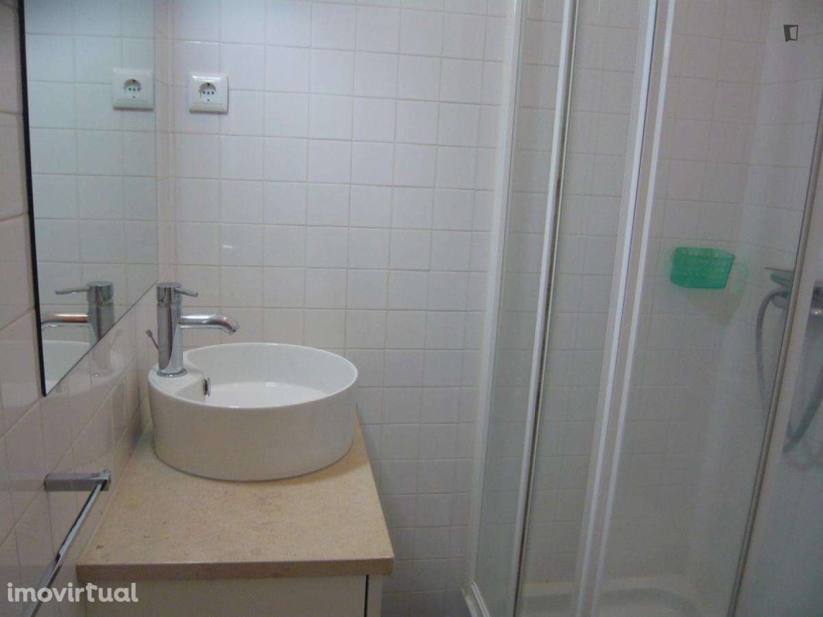 Quarto - localizado em Cidral Coimbra - Grande imagem: 4/12