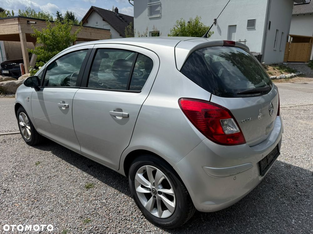 Opel Corsa 1.2 Cosmo - 4