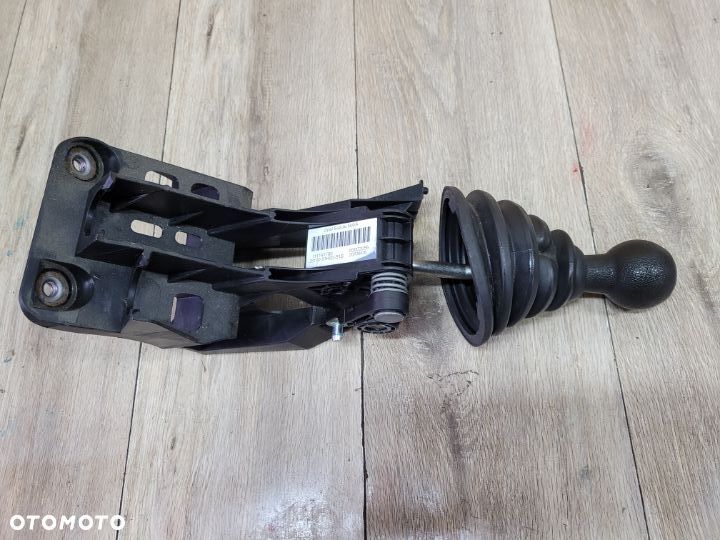 Wybierak lewarek biegów Opel Agila B Splash 1,0 benzyna 48kW 2009r 5 bieg manual - 1