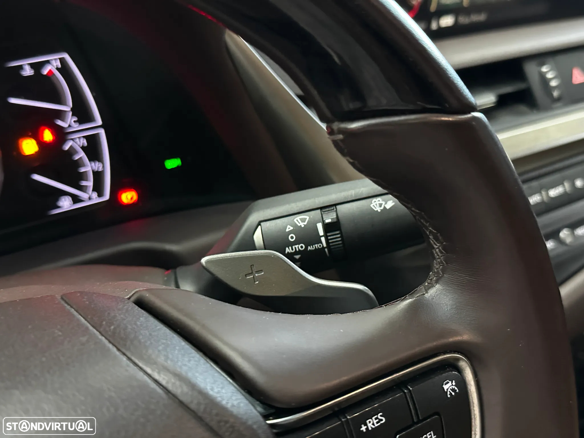 Lexus ES 300h Executive+ - 23