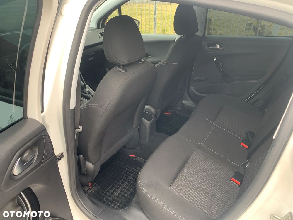 Peugeot 208 - 12