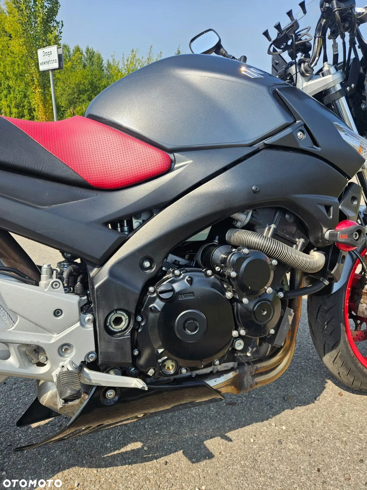 Suzuki GSR - 9