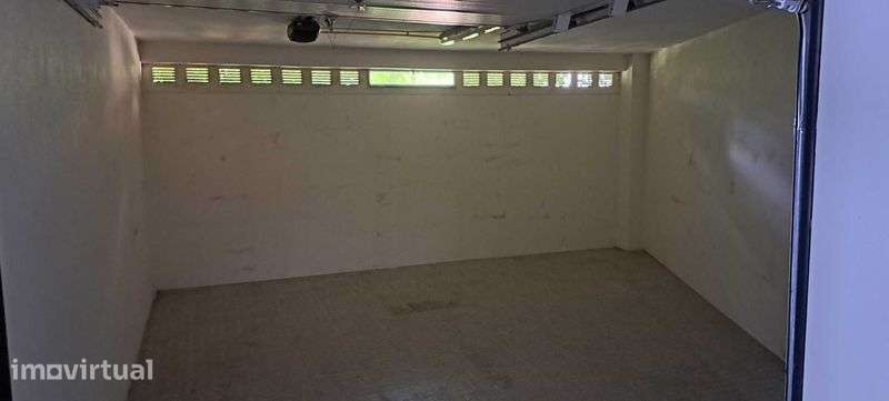 Garagem no centro de Viana  (perto da ponte antiga) - Grande imagem: 3/6