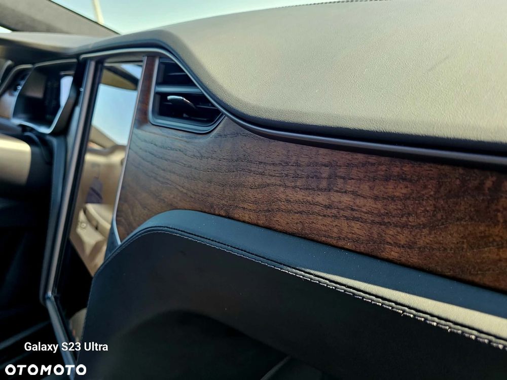 Tesla Model X - 10