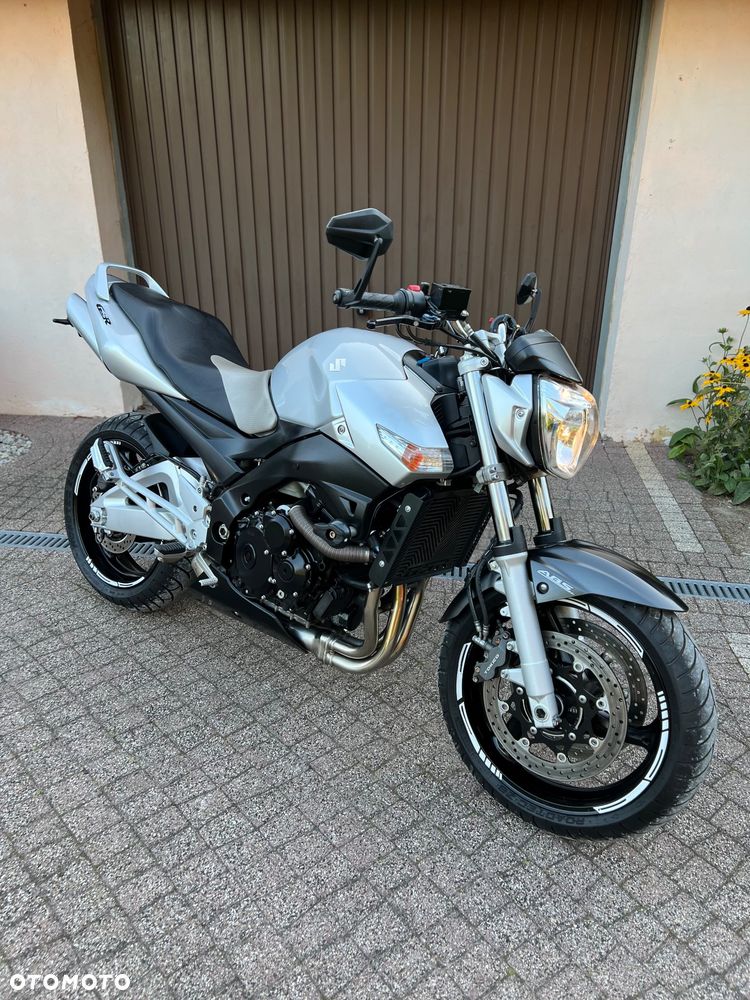 Suzuki GSR - 26