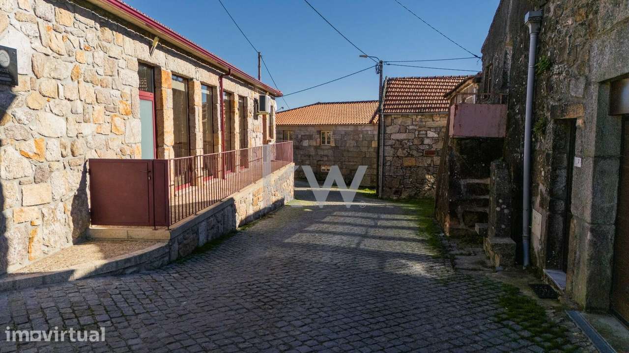 Moradia em remodelação, com Espigueiro e jardim no centro de Lamalonga - Grande imagem: 5/23